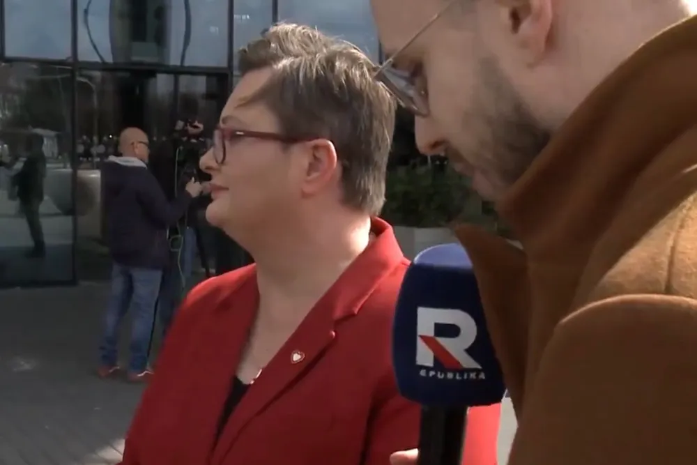 Wiceminister Lubnauer w starciu z TV Republika. Zamiast odpowiadać na pytania... wyciąga telefon (WIDEO)
