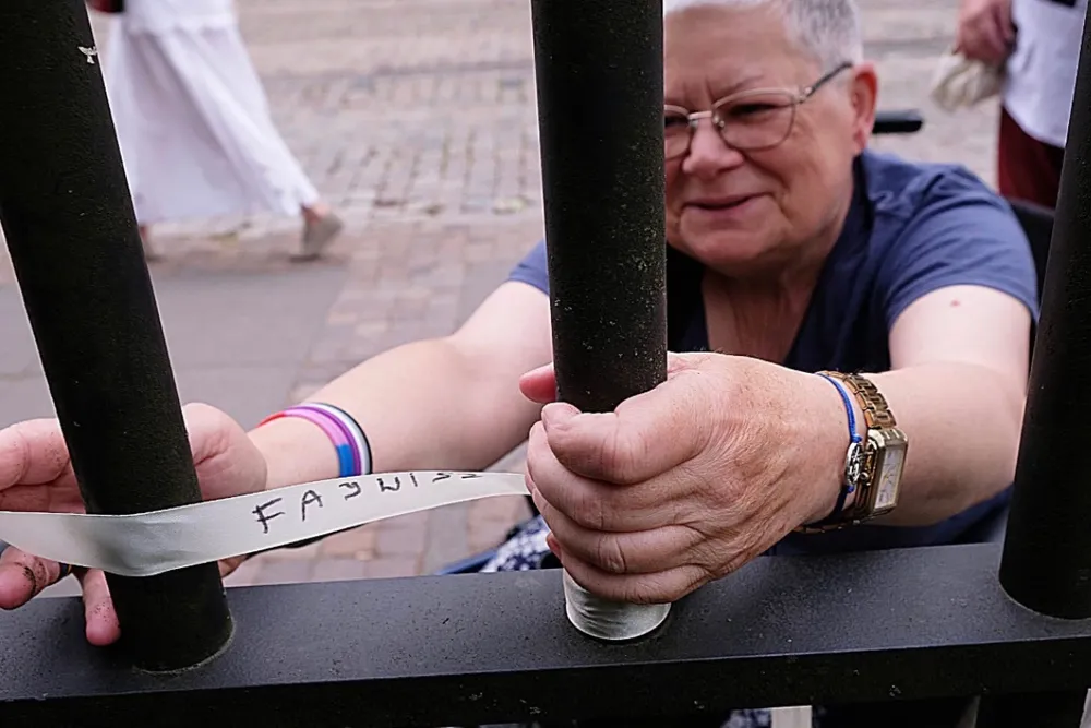 „No, żesz kurła!” Babcia Kasia żali się na sądy za rządów Tuska. A przecież tak gorąco ich wspierała…