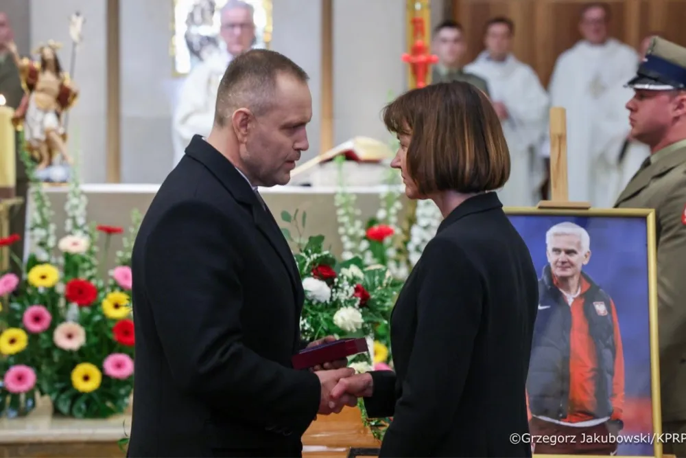 Jacek Magiera pośmiertnie odznaczony przez Prezydenta RP. Wzruszająca chwila podczas ostatniego pożegnania