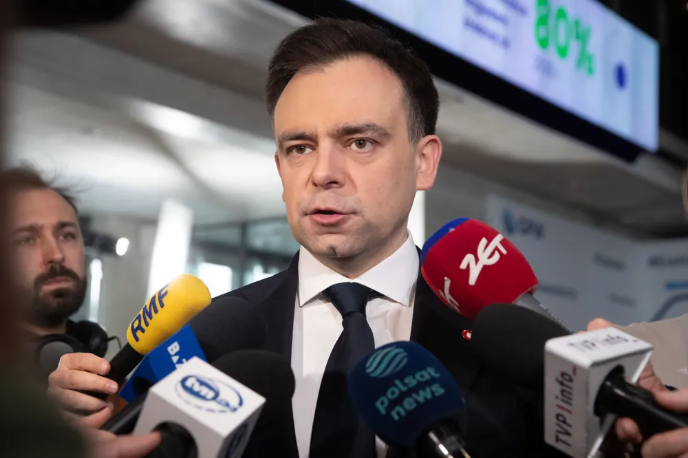 Miały być pieniądze na onkologię, zamiast TVP. Domański po pytaniu słuchacza wije się jak piskorz