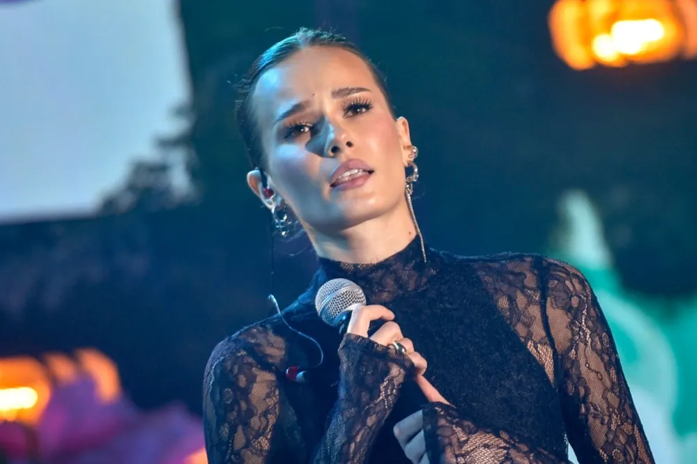 Dziś jest znaną artystką. W szkole  Natalia Szroeder była dręczona przez rówieśników