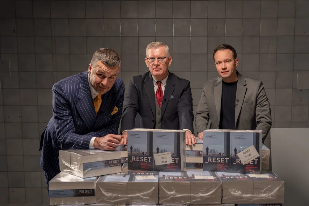 Wyprzedana przed premierą, a teraz bije rekordy. Nowa książka Cenckiewicza, Rachonia i Wierzchołowskiego to już bestseller