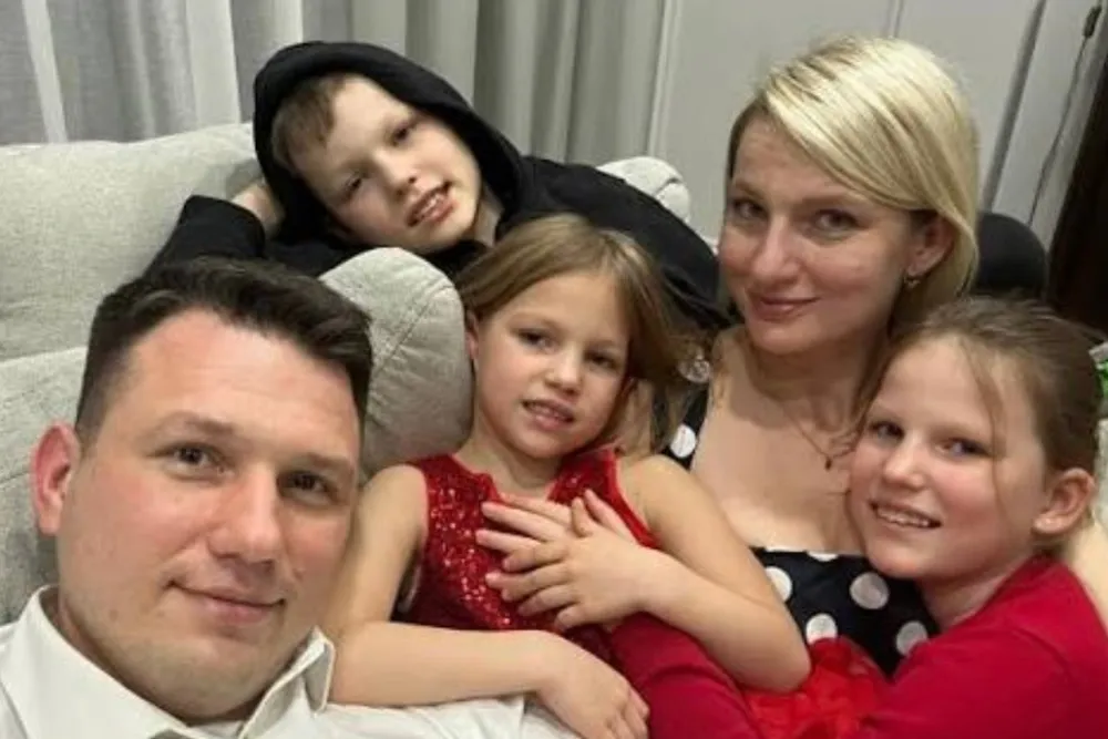 Rodzinny wyjazd zamienił się w koszmar. Mentzen z żoną i dziećmi zatrzymany na brytyjskim lotnisku