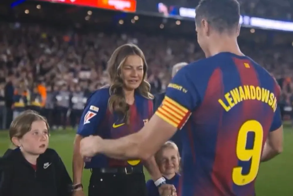 Zapłakana Anna Lewandowska podeszła z córkami. Pożegnanie Roberta ścisnęło za gardło cały stadion