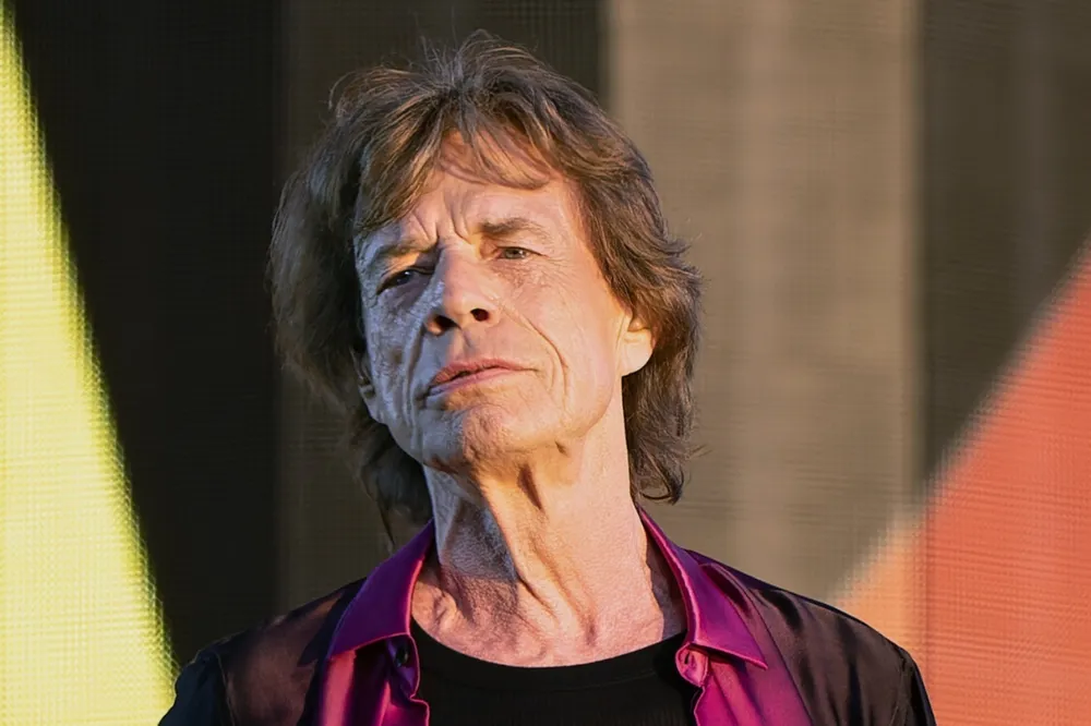 Mick Jagger pojawił się na wulkanicznej wyspie. Wiemy co tam robi