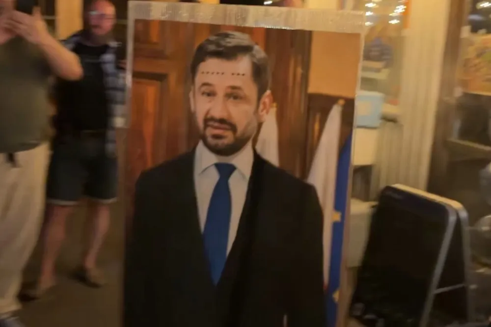 Wywieźli Miszalskiego na taczkach. W tle leciało... "Ta ostatnia niedziela" WIDEO