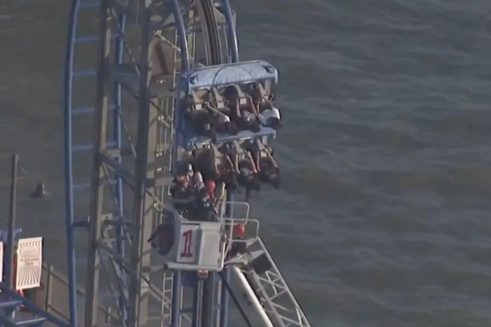 Sceny jak z horroru w wesołym miasteczku. Osiem osób utknęło na zepsutym rollercoasterze [WIDEO]