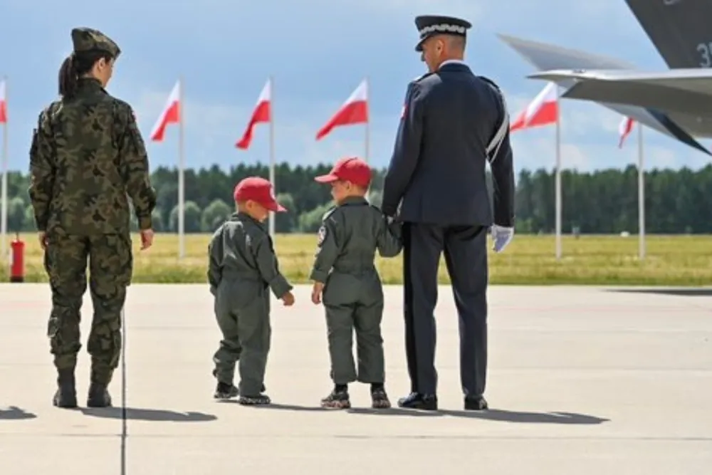 Synowie „Slaba” w mundurach na płycie lotniska. Najbardziej wzruszający moment ceremonii F-35