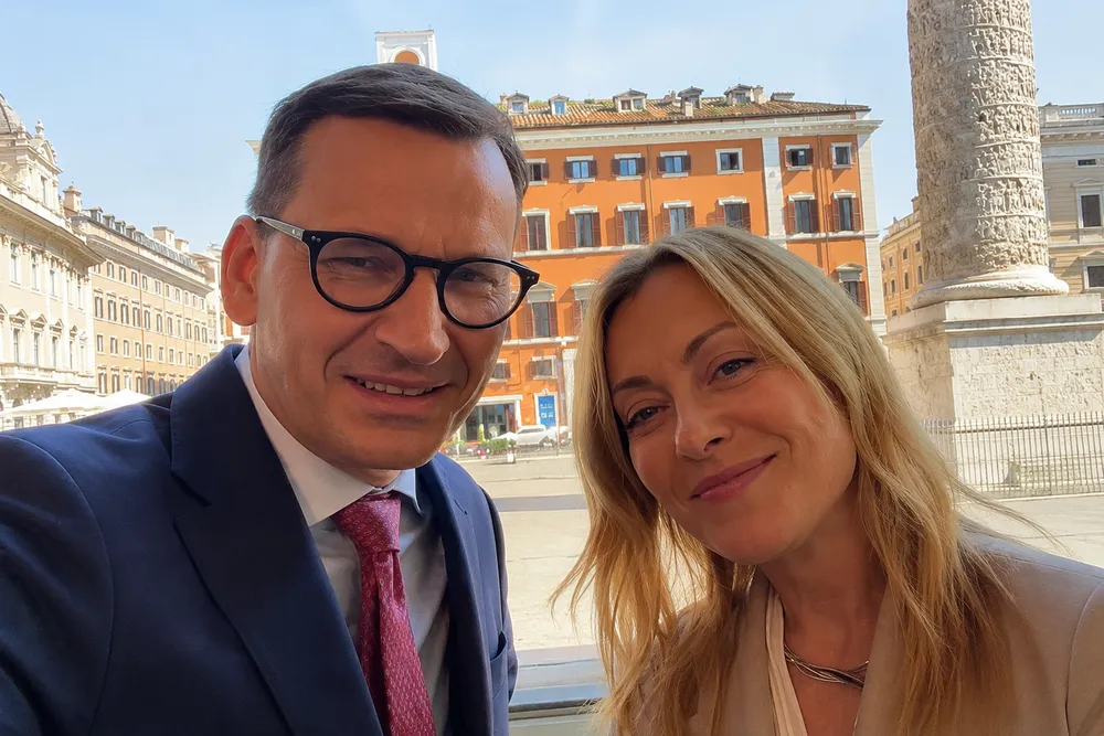 Morawiecki zaprosił Meloni na grilla. „Zobaczymy, co powie na karkówkę i kaszankę”