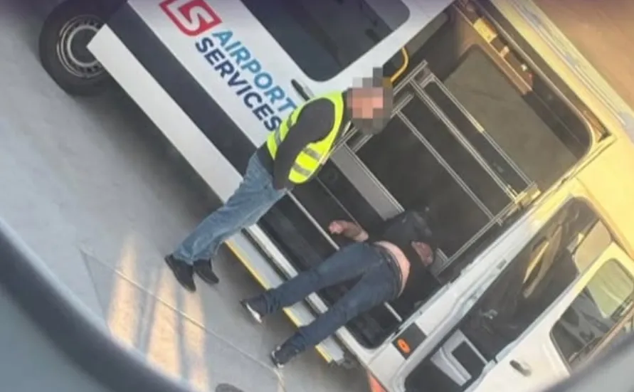 Wyniesiono go z samolotu. Teraz poseł PiS tłumaczy, co się stało