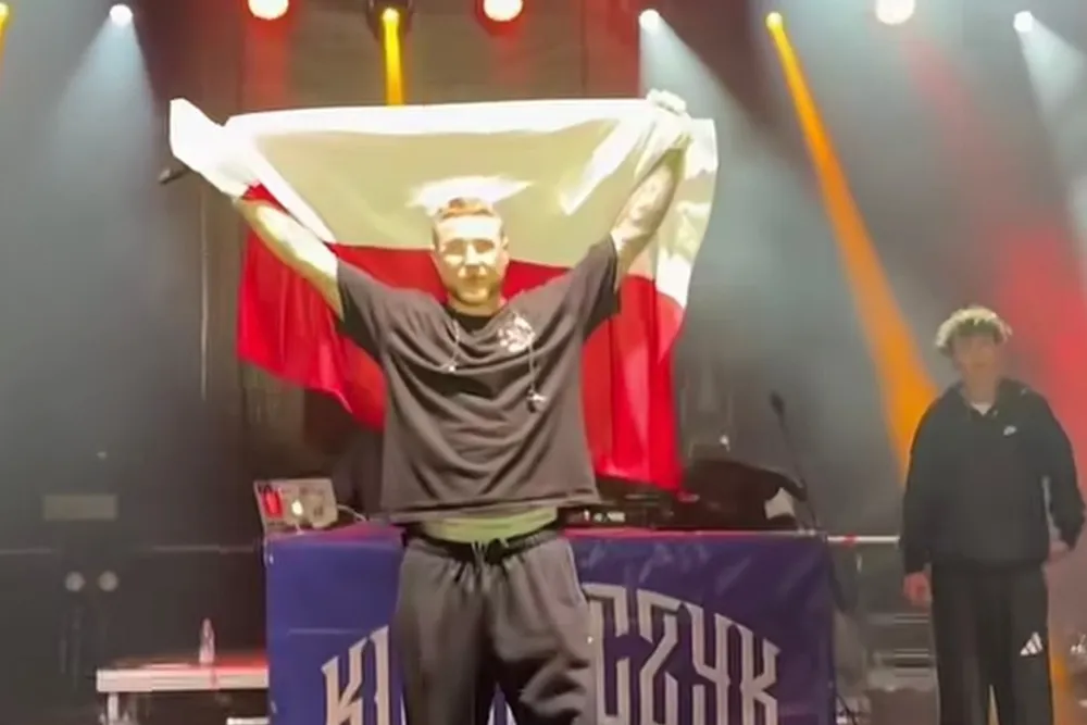 Raper przerwał koncert i oddał hołd ofiarom Wołynia. Minuta ciszy, hymn i polska flaga na scenie