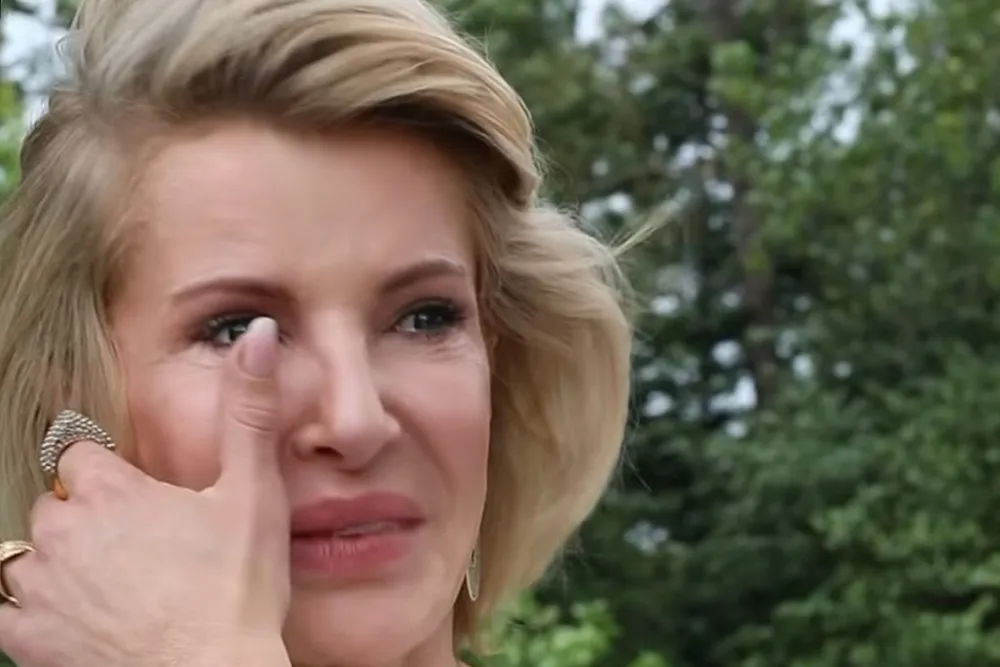 Wyraźnie wzruszona Joanna Racewicz wzięła ślub. Ale bez pana młodego