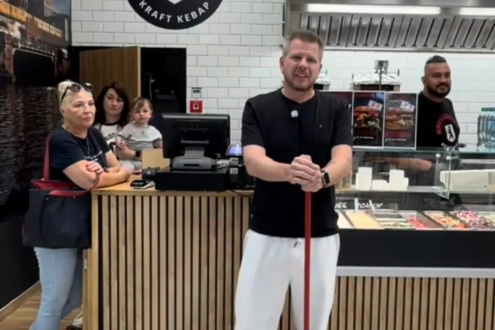 Chajzer z mopem i wiadrem odpowiada aktywistom po ataku na jego kebab