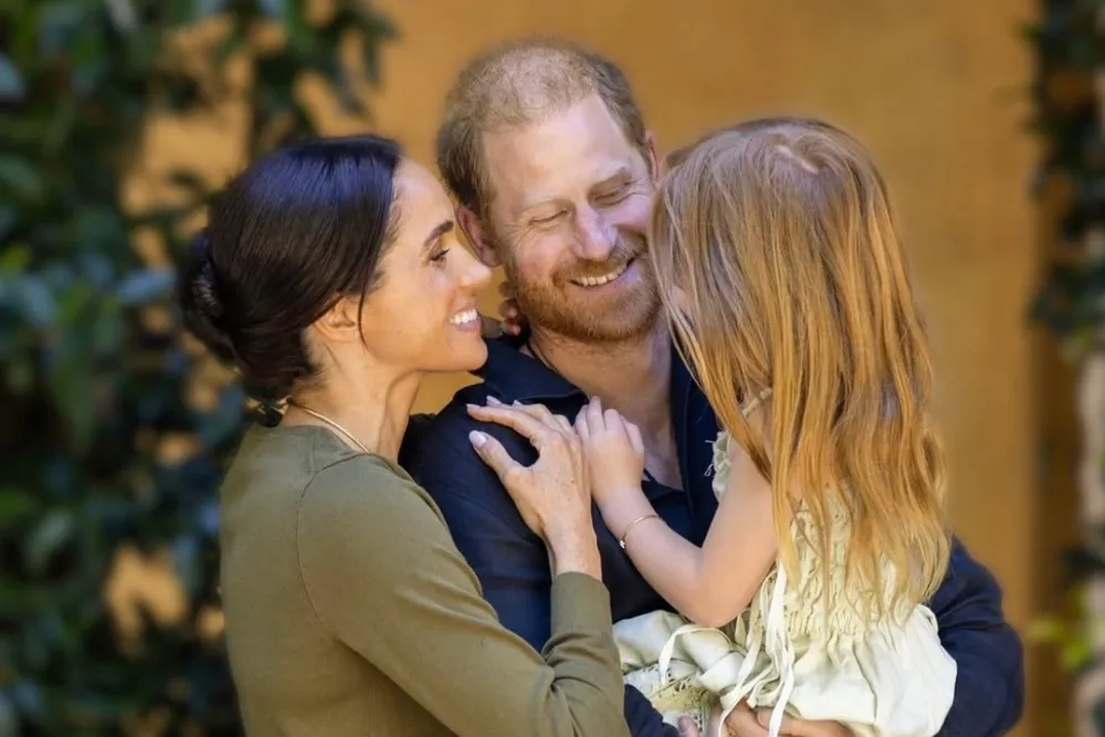 Księżniczka Lilibet robi salto w basenie! Meghan Markle pokazała wakacyjne zdjęcia rodziny