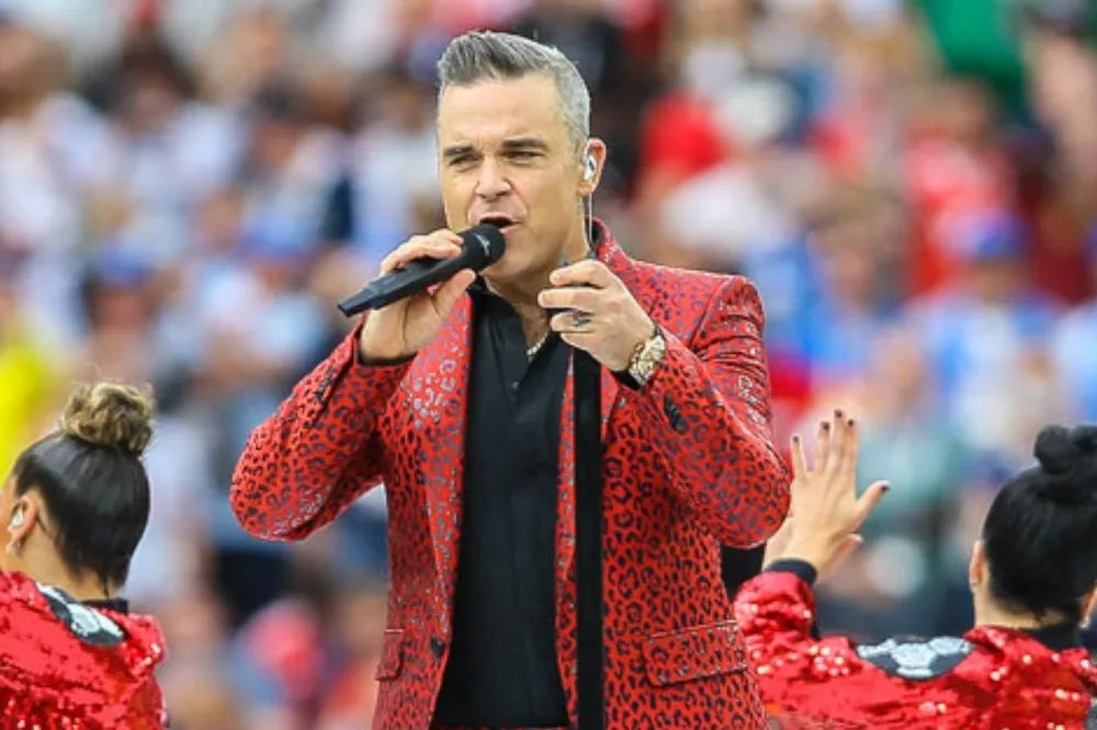 Burza po występie Robbiego Williamsa na finale mundialu. Internauci przekonani, że to narkotyki. Artysta zabrał głos