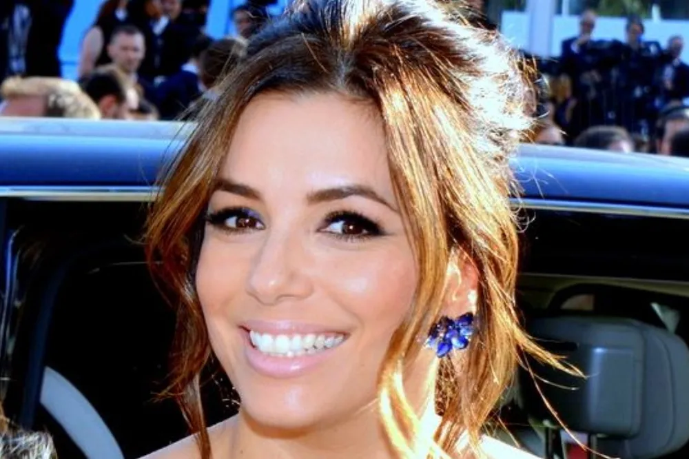 Eva Longoria w kusym bikini na hiszpańskiej plaży. Aż trudno uwierzyć, że ma 51 lat [ZDJĘCIA]