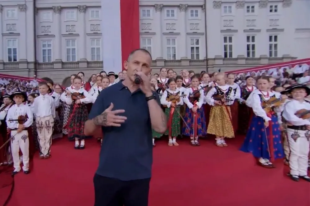 Eldo zaskoczył na Krakowskim Przedmieściu. Zagrał z ludową kapelą przed Pałacem Prezydenckim