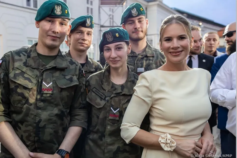 Marta Nawrocka w kolorze sezonu na rocznicy zaprzysiężenia Nawrockiego