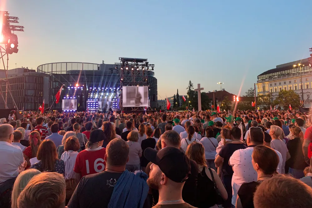 Koncert 1 sierpnia coraz bardziej przypomina telewizyjne widowisko. Warszawiacy pytają: gdzie podziało się wspólne śpiewanie?
