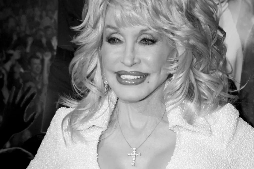 Nie żyje Dolly Parton. Trump nakazał opuścić flagi do połowy masztu na cały tydzień