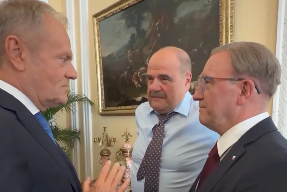 Afera z pieniędzmi dla powodzian. Tusk w tym czasie nagrywał wideo z planu serialu