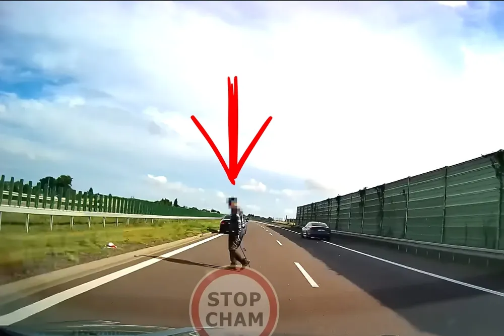 Śmiertelny spacer na S-17. Wszedł pod pędzące auta jak na deptak. Szokujące nagranie w rękach policji