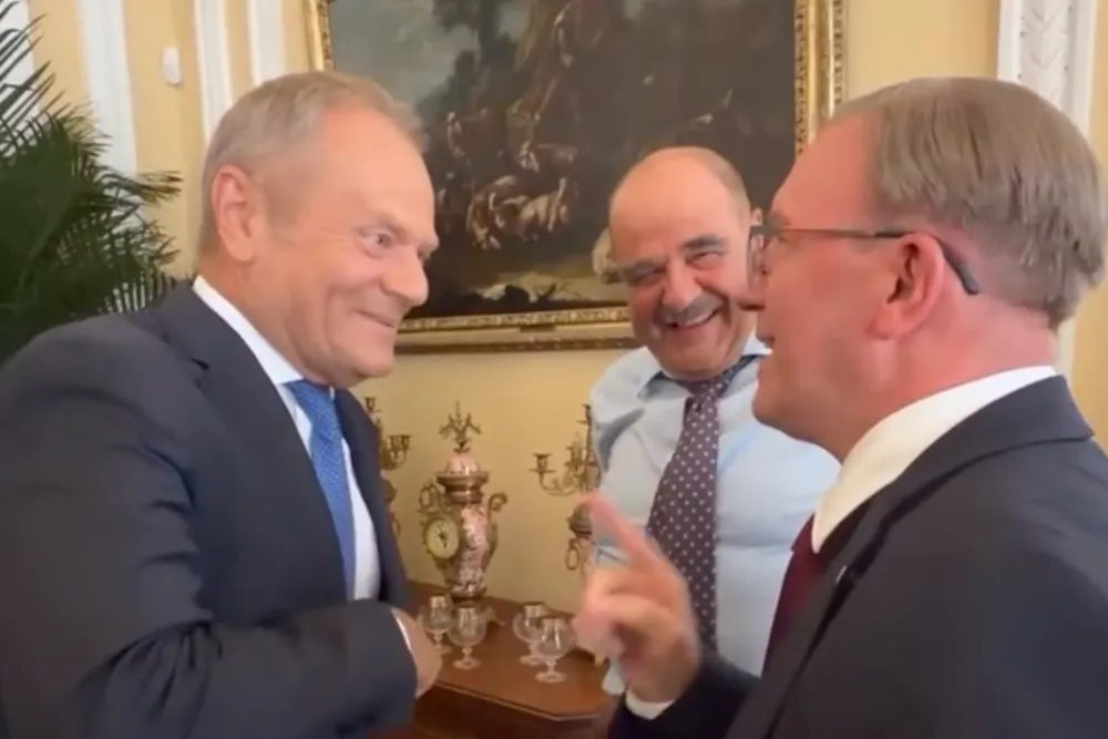 Tusk lansuje się na planie "Rancza". Reżyser serialu: "powinniście być dumni"