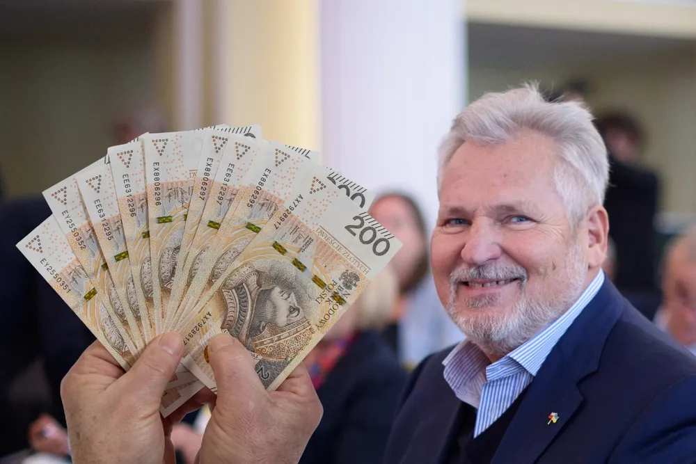 12 tys. na rękę to mało? Kwaśniewski narzeka na biedę i musi dorabiać