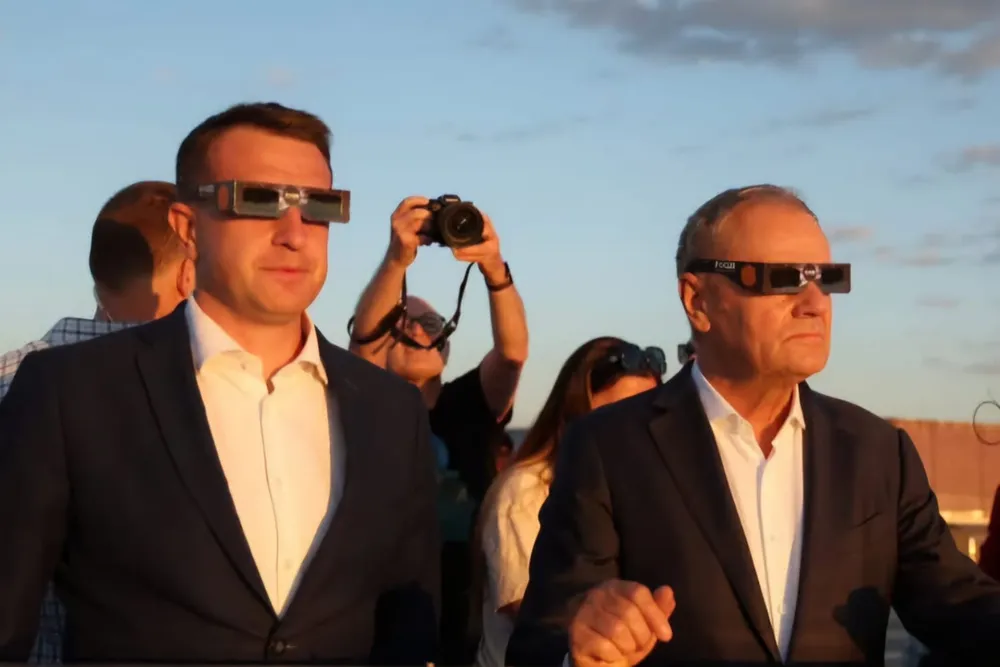 Rzecznik rządu zerwał hamulce żenady. Ze swoim szefem bawią się w "facetów w czerni"