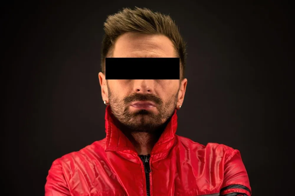 Miał pośredniczyć w łapówkach dla posła KO. Wcześniej nagrał utwór przeciwko „strefom wolnym od LGBT”
