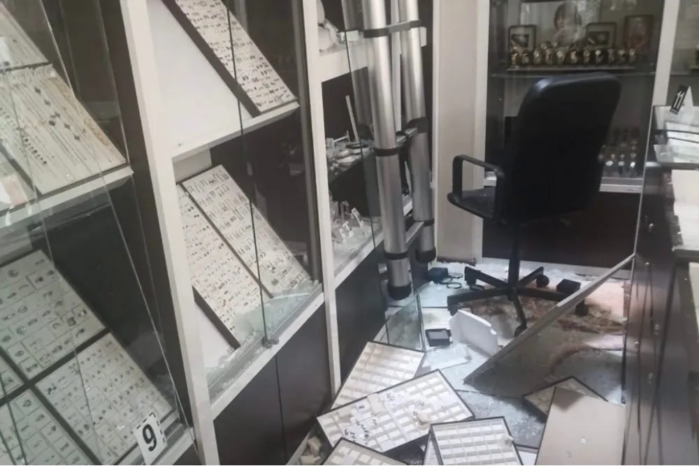 Weszli przez dziurę jak bohaterowie Vabank. Skok na jubilera pod Warszawą zaskoczył nawet policję