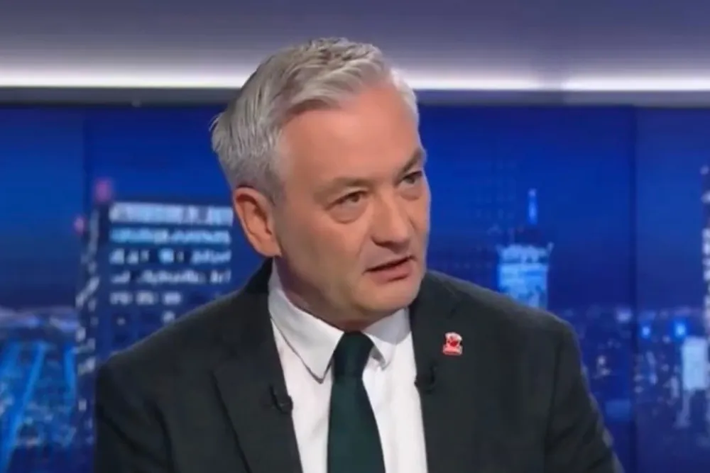 „Polityczna prostytucja”? Biedroń grzmi, ale sam korzysta z tego samego mechanizmu
