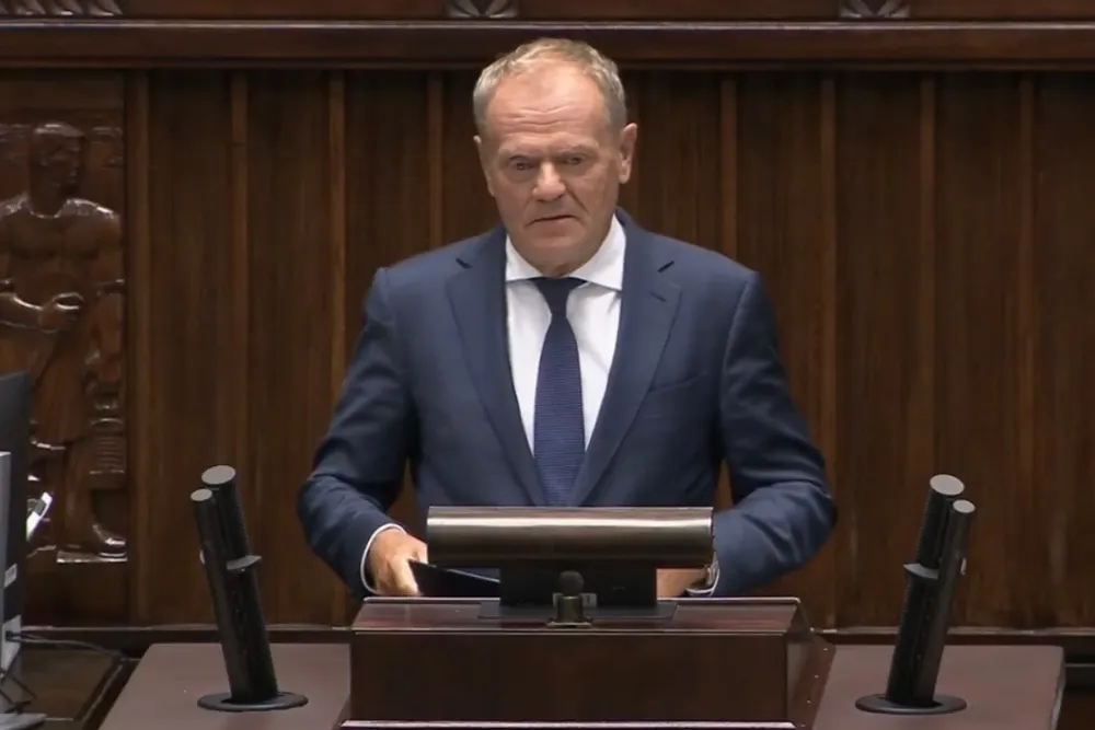 Tuskowi bardzo drżą ręce. Czy tak reaguje ciało, kiedy ktoś mija się z prawdą?