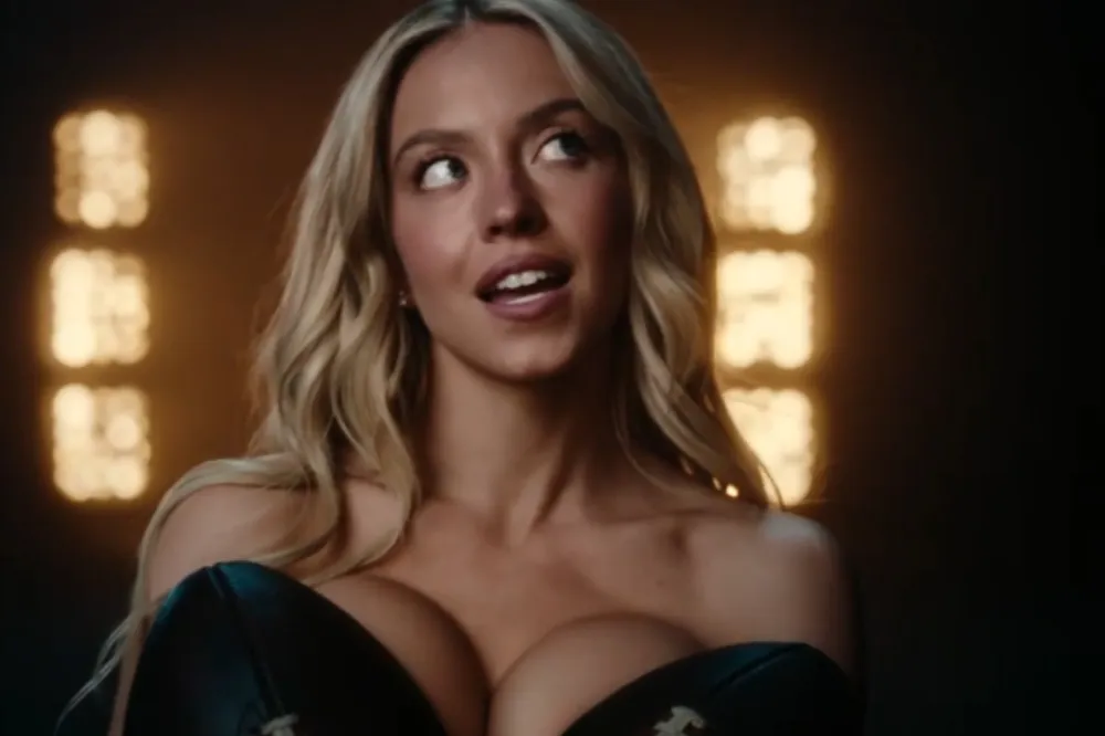 Ten spot rozpalił internet. Naga Sydney Sweeney reklamuje zakłady sportowe [ZDJĘCIA]