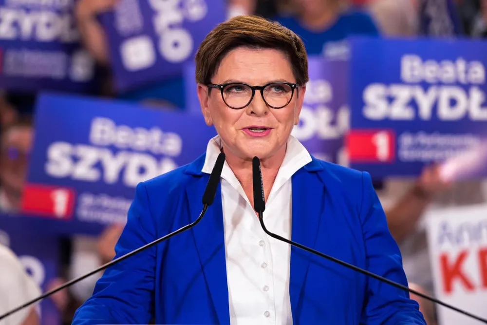 Beata Szydło dobrze wie, co robi z pieniędzmi. Nie ograniczyła się do jednego rozwiązania