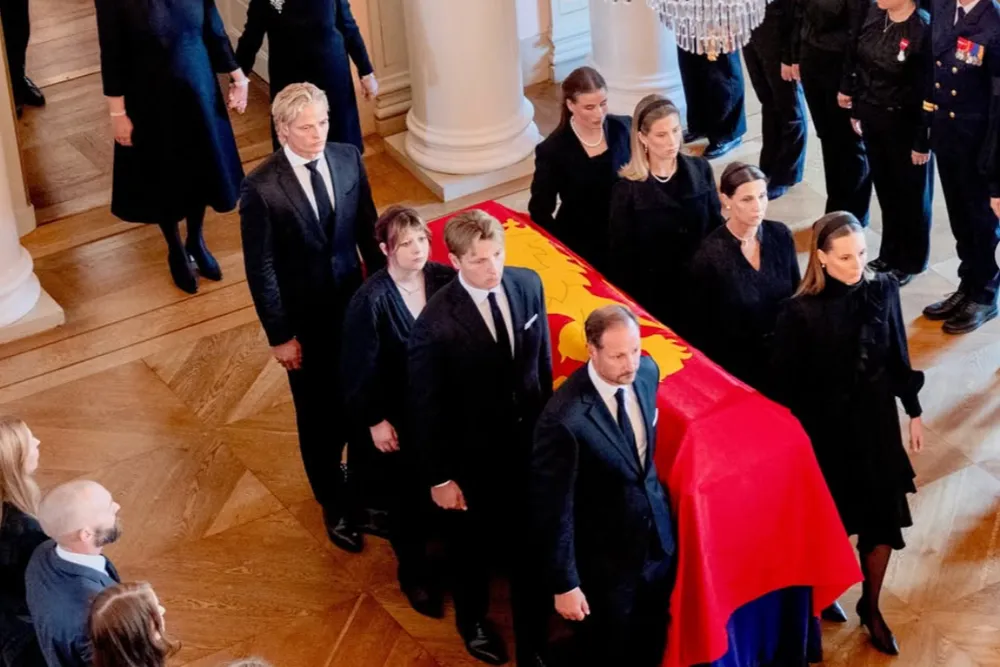 Skazany za gwałt wyszedł z aresztu. Syn Mette-Marit pojawił się przy trumnie króla Haralda