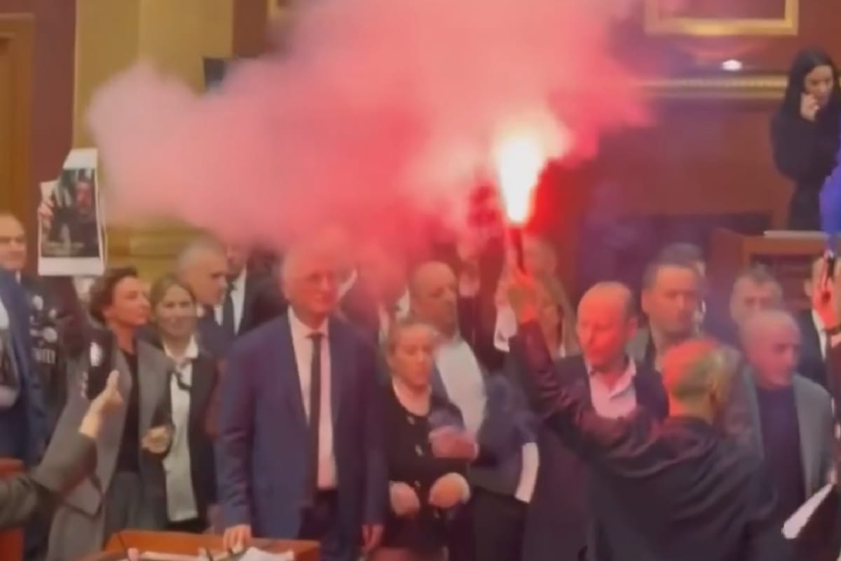 Szokujące nagranie w sieci. Odpalili race i zaatakowali premiera