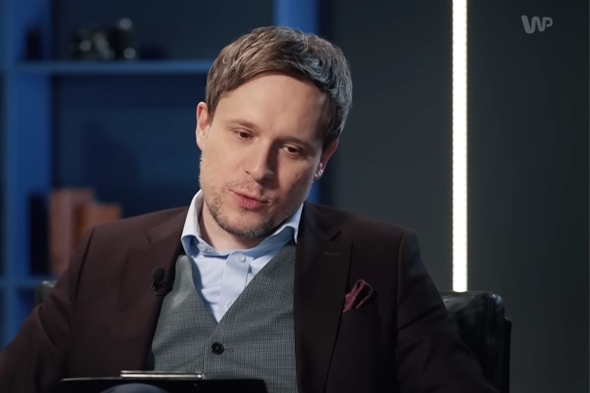 Nazistowski skandal w znanym podcaście. Gwiazdor WP gościł człowieka z hasłem SS na rękach