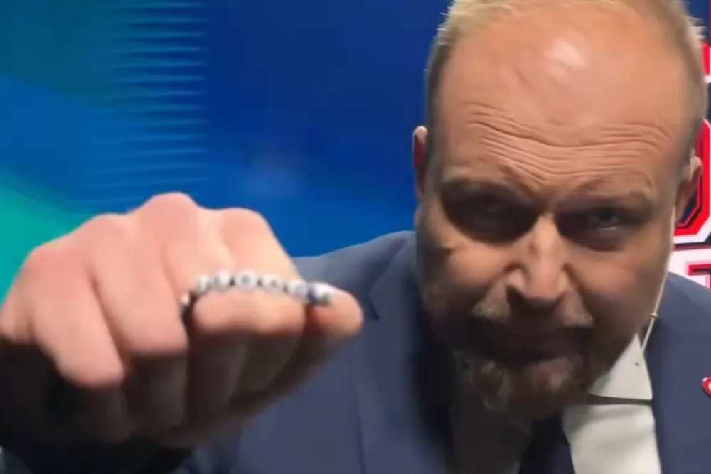 Czy Zembaczyński może być jeszcze bardziej żenujący? Teraz pochwalił się bransoletką
