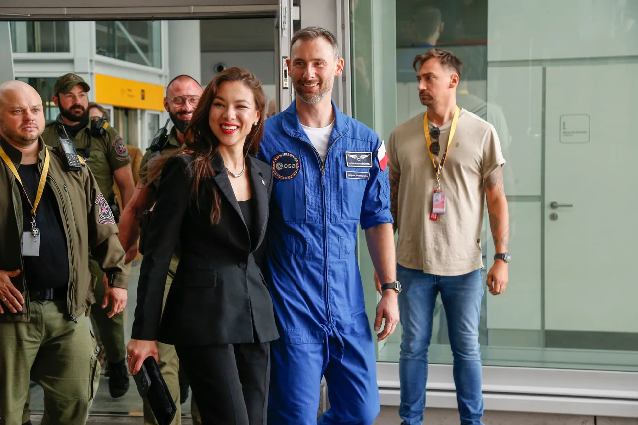 Posłanka KO ponownie przykuwa uwagę na konferencji męża-astronauty. Sami zobaczcie...