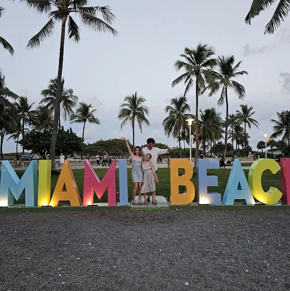 Piotr z córkami na plaży w Miami