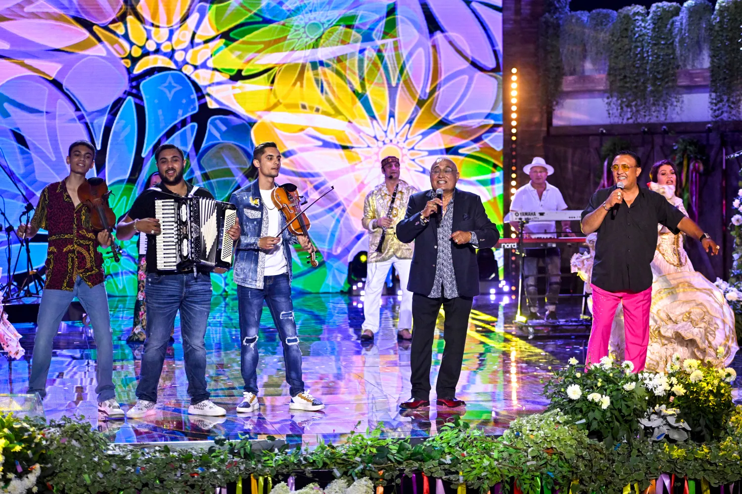 Król muzycznych Cyganów z rodziną na scenie