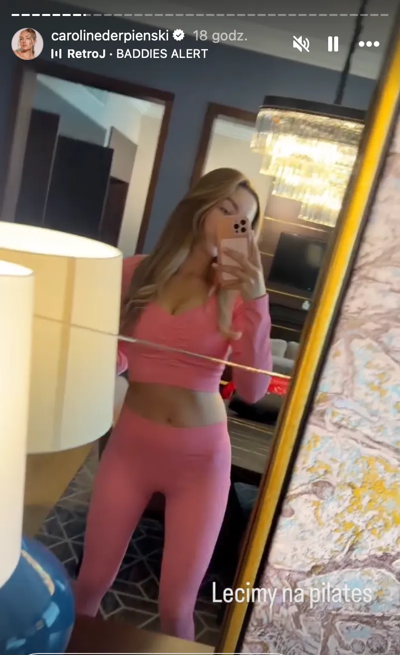 Caroline szykuje się na Pilates