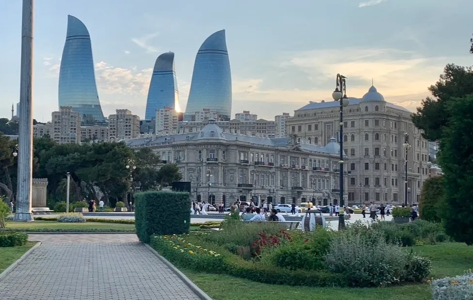 Kontrastowa zabudowa Baku 