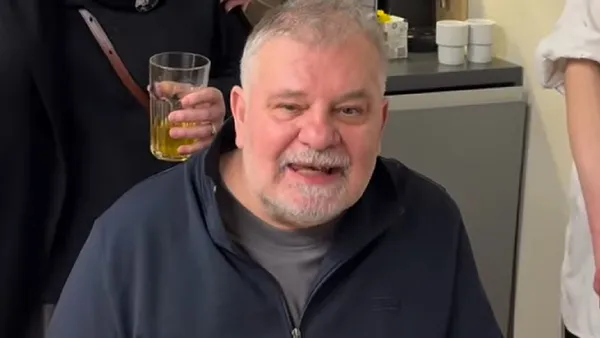 Krzysztof Globisz stara się śpiewać