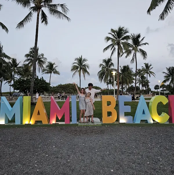 Piotr z córkami na plaży w Miami