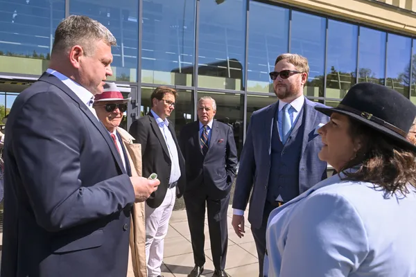 Tak hrabina wystroiła się na otwarcie sezonu na Służewcu. Zobacz następne zdjęcie