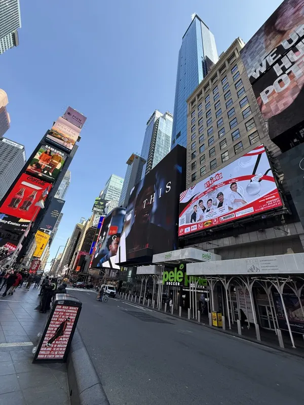 Billboard ze spektaklem w Nowym Jorku