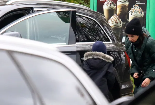 Marta Kaczyńska przyłapana z synkiem na stacji. Zobacz następne zdjęcie.