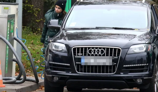 Marta Kaczyńska przyłapana z synkiem na stacji. Zobacz następne zdjęcie.
